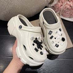 Crocs Accessories Ideas, Xiao Hong Shu Crocs, Douyin Crocs, Xiaohongshu Crocs, Platformed Crocs, Aesthetic Crocs Charms, Croks Slipper Aesthetic, Platform Crocs Aesthetic, Korean Crocs