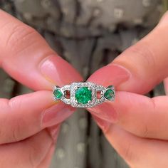 Productdetails
Laat buitengewone schittering zien met de sieraden die je bij je draagt, deze Vintage Emerald Ring is artistiek vervaardigd in goud voor een weelderige aantrekkingskracht. De ronde diamant vormt een weelderig accent op de gekruiste schacht, terwijl de ronde en markiezinvormige smaragd de charme van deze ring zijn. Deze smaragdgroene ring zal de schoonheid van uw speciale gelegenheid vergroten.

Productinformatie

SKU
SHP-RINGS122041484


Breedte
8 mm


Hoogte
5 mm


Gewicht
3,13 g Crossover Engagement Ring, Emerald Ring Vintage, 18k Yellow Gold Ring, Emerald Engagement Ring, Emerald Ring, Emerald Diamond, Yellow Gold Rings, Prong Setting, Round Diamond