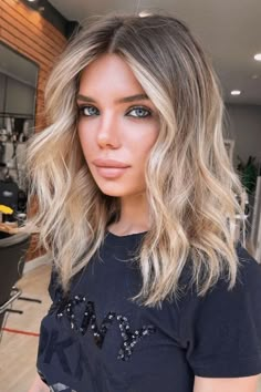 Hair With Money Piece, Tan Skin Blonde Hair, Ombre Hair Blonde, Money Piece, Dirty Blonde Hair, Blonde Hair Inspiration, Blonde Hair Looks, Hair Color Trends