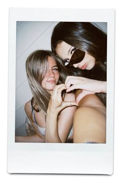 Camera Polaroid, Photo Polaroid, Mia 3, Polaroid Photos, Cute Friend Photos