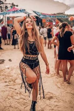 Electro Festival Outfit, Mode Coachella, Unique Rave Outfits, Look Da Festival, Rave Outfits Women, Cochella Outfits, Festival Outfit Inspiration, Edm Festival Outfit, Festival Attire