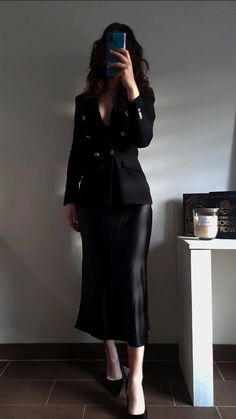 Old Elegant Outfit, Dark Feminine Outfits For Work, French Formal Outfit, Silk Skirt Outfit Formal, Old Money All Black Outfit, Diva Outfit Aesthetic, Silk Skirt Styling, Old Money Outfits Formal, Elegant Old Money Look