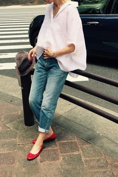 Kyoko Kikuchi's Closet #kk-closet リネンブラウス＆デニムを女っぽく着る2 Red Flats Outfit, Casual Chic Outfits, Look Jean, The Best Street Style, Best Street Style, Mode Inspo, 가을 패션, Red Shoes, Japanese Fashion