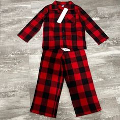 Red And Black Plaid Pajama Set Featuring A Front Chest Pocket And Button Closure. Gender-Neutral Kids Pajama Top Is Relaxed Through Body And Hits Below Waist. Sits At Waist And Relaxed Through Thigh And Leg. Be Sure To Check Out My Closet For More Kids Items From Zara, Janie And Jack, Gap, Old Navy, H&M Kids, And More! Condition - Nwt Size - 6-12 Months Style - Pajama Set Brand - Old Navy Description Is Also In Photos Color May Vary With Lighting Please See All Photos For Color, Details, Style, And Material Before Purchase Smoke And Pet Free Home Thank You For Checking Out My Listing! Old Navy Christmas Pajamas, Old Navy Pajamas, Striped Pajama Pants, Floral Pajama Set, Unisex Pajamas, Plaid Pajama, Fleece Pajama Pants, Old Navy Kids, Toddler Pajamas