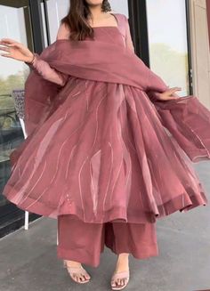 #weddingdress Frocks Hands Design, Drees Design For Girl, Short Frock Designs Pakistani, Tiktok Dp, Maxi Dress Styles, Simple Frock, Party Wears, Armaan Malik, Stylish Kurtis Design