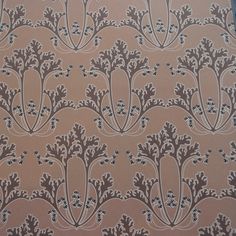 a brown and white wallpaper with flowers on it