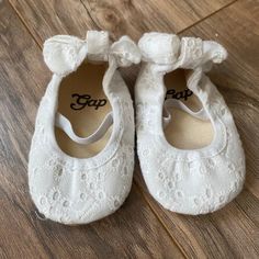 Baby Gap White Eyelet Crib Shoes In Infant Size 1 0-3 Months! Never Worn! Smoke And Pet Free Home! Cute White Slip-on Booties, White Slip-on Cute Booties, White Booties For First Birthday In Spring, White Booties For First Birthday Spring, Cute White Spring Booties, Cute White Summer Booties, White Slip-on Booties For Playtime, White Closed Toe Summer Booties, Non-slip White Booties For Babies