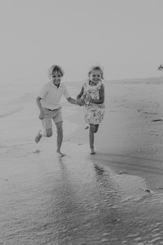 White Beach Pictures Family Portraits, Black And White Beach Photos Family, Sibling Beach Photoshoot, Kid Beach Pictures, Casual Beach Family Photos, Sibling Beach Pictures, Portrait Beach, Candid Family Photos, Candid Portraits