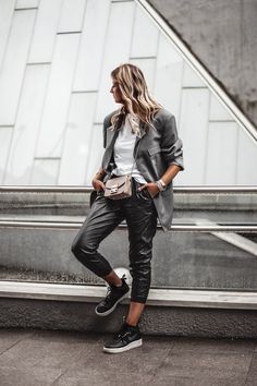 Jogger Piel Outfit, Faux Leather Cargo Pants Outfit, Loose Leather Pants Outfit, Cargo Leather Pants Outfit, Faux Leather Joggers Outfit, Leather Cargo Pants Outfit, Women Leather Pants