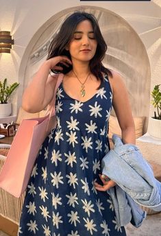 Short Kurti Photo Ideas, Aesthetic Short Kurti Outfits, Short Kurti Poses Aesthetic, Indo Western Outfits, Short Kurti Photo Poses Aesthetic, Desi Short Kurti Aesthetic