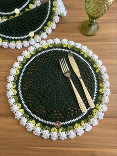 jogo americano de crochê Woolen Craft, Crochet Placemat Patterns, Crochet Mat, Crochet Placemats, Crochet Carpet, Knitting Machine Patterns, Placemats Patterns, Rug Ideas, Crochet Home Decor