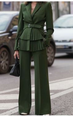 Voici l'astuce bluffante qui met en valeur les hanches : effet taille de guêpe assuré ! Creative Suits, Female Boss, Cloth Design, Green Suit, Looks Street Style, Formal Casual, 가을 패션, Tailored Jacket, China Fashion