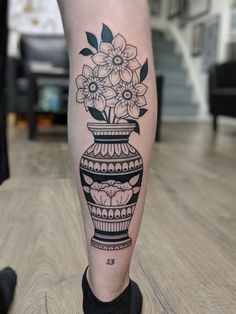 Vase calf tattoo Small Chest Piece Tattoos, Traditional Tattoo Vase, Tattoo Calf, Calf Tattoos For Women, Vase Tattoo, Tattoo On Thigh, Tato Tradisional, 16 Tattoo, Shin Tattoo