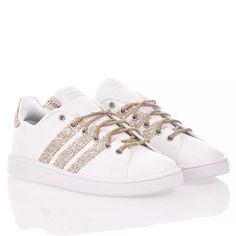 Adidas Simply Champagne is the custom women's sneaker where the details make the difference: The iconic Adidas stripes and the rear shine thanks to the perfectly matched beige glitter, paired with lurex laces. Adidas Simply Champagne will also come with its original white laces. Gold Glitter Low-top Sneakers, Gold Low-top Sneakers With Glitter Accents, Gold Glitter Lace-up Sneakers, Glitter Lace-up Sneakers With White Sole, White Glitter Lace-up Sneakers, Sneaker Wedge, Gorgeous Bags, Online Bags, Custom Shoes