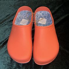 Brand: Gardenline Item: Garden Clogs Easy To Clean, Removable Insock, Lightweight & Durable Includes Box Rubber Color: Peach/Orange Size: Ladies 9/10 Condition: Nwt Swedish Clogs, Garden Clogs, Swim Shoes, Peach Orange, Womens Clogs, Mule Clogs, Mules Shoes, Denim Top, Color Orange