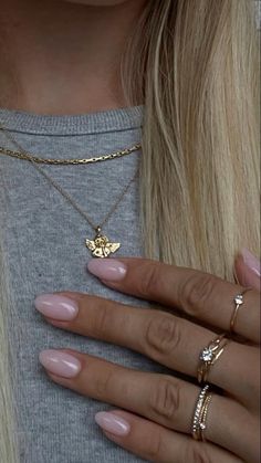 simplistic yet cute nails Nail Inspiration Almond Shape Short, Oval And Almond Nails Shape, Almond Shaped Nails Colored Tips, Natural Almond Nails Designs Simple, Plain Nails Almond Shape, Shellac Almond Nails Designs, Oval Natural Acrylic Nails, Natural Nail Almond Shape, Plain Oval Nails