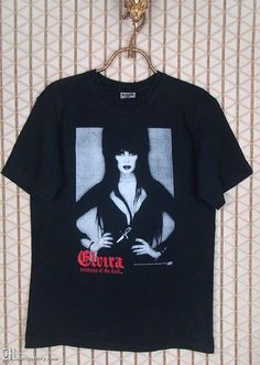 Gothic Culture, Dark Horror, Elvira Mistress Of The Dark, Queen Tshirt, Movie Tees, Movie T Shirts, Horror Movie, Black Shorts, Unisex Fashion