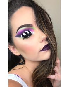 Beetlejuice Makeup Eyeshadow, Beetle Juice Makeup Glam, Beetlejuice Makeup Female Tutorial, Beetlejuice Makeup Female Easy, Diy Beetlejuice Costume Women, Beetlejuice Eye Makeup, Beetle Juice Makeup Female, Beetlejuice Makeup Glam