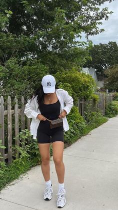 Disneyland Women Outfits, Theme Park Summer Outfit, Amusement Park Aesthetic Outfit, Movie Outfit Ideas Casual, Disney Cruise Outfits For Women, Disneyland Outfits Women, Cute Disney Fits, Disney Cruise Outfits, Canada Outfits