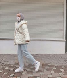 Hijabi Fashion Winter, Hijabi Winter Outfits, Celana Jogger Wanita, Stylish Outfits Casual, Estilo Hijab, Winter Coat Outfits, Street Hijab Fashion, Stylish Hijab, Muslim Outfits Casual