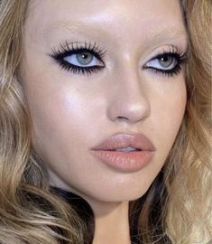 Bleached Eyebrows, 90s Makeup, Smink Inspiration, Dope Makeup, Edgy Makeup, Editorial Makeup, Glam Makeup, Girls Makeup, Pretty Makeup