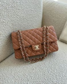 Chanel Caramel Bag, Coco Chanel Bags, 2023 Mood, Chanel Classic Flap Bag, Trendy Purses, Dream Bags, Beach Side