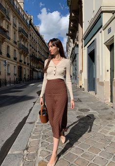 Parisian Style Skirt Outfit, French Vintage Outfit, Reformation Skirt Outfit, Classy Outfits For Moms, Tie Front Cardigan With Dress, Chic Skirt Outfits Classy, Modest French Fashion, Parisian Skirt Outfit, Fall French Outfits