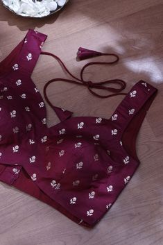 Maroon Blouse Outfit, Maroon Colour Blouse Design, Maroon Blouse Designs, Sleeveless Blouse Designs Saree, Banarasi Saree Blouse Designs Latest, Banarasi Blouse Design, Simple Blouse Designs For Saree, Blouse Back Neck Designs Latest, Maroon Banarasi