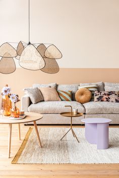 Ga voor zongebruinde kleuren, pasteltinten en glanzende metallics met woontrend Sunkissed. Voorzie de woonkamer van een zomerse gloed met de woontrend Sunkissed. De kleur crème maakt een comeback en zorgt voor een lichte basis. Voeg zongebruinde kleuren als geel, goud, seashell roze en terra toe voor een warme uitstraling. Vrolijke pasteltinten, strepenprints en lila accenten zorgen voor een vrolijke twist. Australian Decor, London Decor, Pastel Living Room, Terrazzo Table, Round Marble Dining Table, Pastel Home Decor, Pastel House, Marble Dining, Dining Table Marble