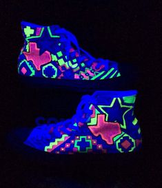 Neon Custom Converse Glow in the Dark Chucks Hi Top Sneakers Art Skyline Shoes, Neon Converse, Manson Jar, Neon Glasses, Converse Ideas, Fantasy Store, Painted Converse, Converse Hi, Dallas City