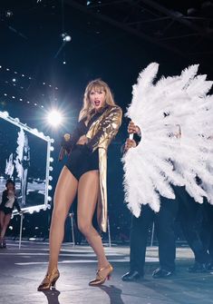 taylor swift performs on stage at the victoria's secret show