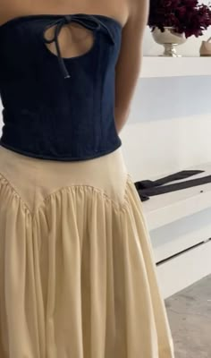 beige midi/maxi skirt paired with a dark blue strapless corset Cooler Style, Party Dress Long, Outfits Casuales, A Dress