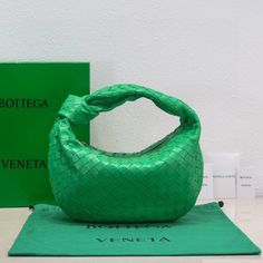 BV Bottega Veneta's 2022 early spring new women's medium JODIE handbag BV bag's new method is based on the original rounded corners, knotted with classic woven leather round hobo bag, the most iconic triangular pull-out design, It adopts a sheepskin draped soft shape, which is super suitable for concave shapes~ Jodie feels really gentle to people. It is definitely the best item for daily matching. It has the same weave and new elements of kink. It is versatile and is the new favorite of street s Bv Mini Jodie, Mini Jodie Bag, Jodie Bag, Mini Jodie, Lv Purse, Bottega Veneta Bags, Bv Bag, Gold Handbags, Lv Handbags