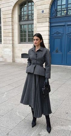 Romantism Fashion, Pants And Dress Outfit, Korean Outfits Colorful, Modest Chic Outfits Classy, Pleated Skirt Outfit Work, Stil Inspiration, Size 8 Women, Elegantes Outfit, Modest Fashion Outfits