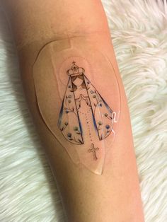 a woman's leg with a tattoo on it that has an image of a dress