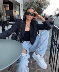 Navy Blazer Outfits, Urban Outfitters Outfit, Doc Martens Outfit, Spring Denim, Fashion 90s, Stil Boho, Denim Trends, Outfit Inspiration Fall, Interview Outfit