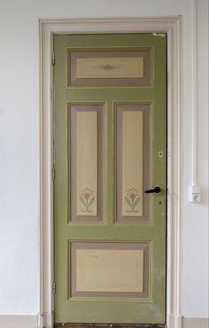 Mini Walk In Closet Ideas Small Spaces Dressing Rooms, Repaint Furniture Ideas, Painted Door Frames, Painted Doors Interior Creative, Painting On Door, Painted Door, Painted Cottage, Furniture Vintage, Green Door