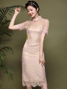 Floral pattern, lace fabric, pink midi Cheongsam#qipaodress #chinesedress#cheongsamdress Black Cheongsam, Qipao Pattern, Qipao Wedding, Red Qipao, Cheongsam Modern, Modern Qipao, Chinese Cheongsam, Tang Suit, Prom Long