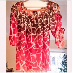 Beautiful Ombr Colored Animal Print W/Slit & Ties Running Down Top Of Both Arms, Wide Open Neckline W/A Small Ruffle Detail, A Tie & Keyhole Center. This Is On The Sheer Side In Colors Of Watermelon & Medium Red, Maroon To Dark Brown, Against Off White. A Lovely Blouse That Can Be Worn Dressy Or Casual, To Work W/A Blazer To Out On The Town! The Loose Drape, Lovely Details & Slight Sheerness Make This Quite Sexy! - Sz Sm, Runs A Bit Oversized, Can Easily Fit Other Sizes! Measurements Pit2pit: Le Pretty L, Beige Boho, Streetwear Summer, Loungewear Luxury, Pretty Blouses, Giraffe Print, Red Maroon, Print Blouse, White Blouse