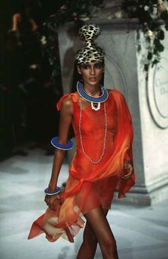 1997 - John Galliano Dior Couture show - Outrageous Fashion, House Of Dior, Dior Collection, Christian Dior Haute Couture, Spring Couture, Gianfranco Ferre, Dior Haute Couture, Vintage Runway, Dior Couture