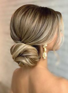 Looking for the latest hair do? Whether you want to add more edge or elegance – Updo hairstyles can easily make you look sassy and elegant. So if... Low Bun Bridal Hair, Hair Design For Wedding, Bride Hairstyles Updo, Wedding Hair Up, Wedding Hairstyles Bride, Online Academy, Best Wedding Hairstyles