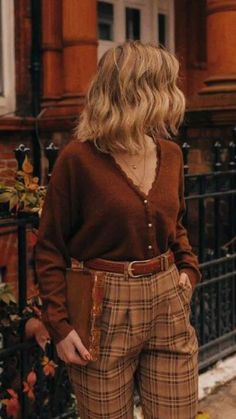 Converse Outfit Fall, Mode Style Anglais, Oversized Sweater Outfit Fall, Adrette Outfits, Stile Blair Waldorf, Black Skirt Outfits, Style Anglais