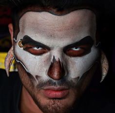 Voodoo Makeup, Mens Halloween Makeup, Voodoo Costume, Horror Ideas, Fantasy Make-up, Halloween Make-up Looks, Makeup Scary, Witch Makeup, Makeup List