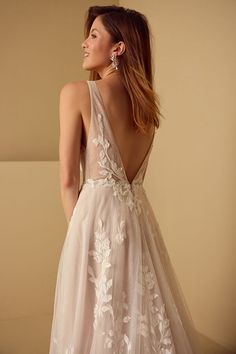 Laced Back Wedding Dress, V Neck Tulle Wedding Dress, Lakeside Wedding Dress, Vine Wedding Dress, Fairy Inspired Wedding Dress, Wedding Dress For Small Bust, V Cut Wedding Dress, Soft Romantic Wedding Dress, 2025 Wedding Dresses