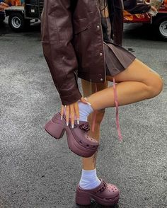 Croc Heels—How to Pull off These Iconic Shoes – Svelte Magazine Siren Clog Crocs, Croc Heels Outfit, Crocs Heels Outfit, Siren Crocs Outfit, Crocs Platform Clogs Outfit, Crocs Siren Clogs Outfit, Croc Aesthetic, Crocs Styling, Platform Clogs Outfit