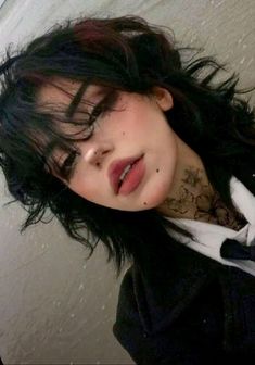 Wolf Cut Short Hair With Round Face, Wolf Cut Wig, Short Hair Ideas For Women, Gay Style, Makeup Emo, Wolf Cuts, How To Have Style, Emo Girl