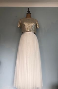 HANDMADE TO ORDER IN THE UK - Worldwide delivery. Ivory full length super sort tulle bridal skirt. This tulle is super soft very light and not at all stiff. Lined with ivory satin under 2 layers of soft tulle with a 4cm/1.5" satin waistband full concealed zip closure. This is perfect as a simple bridal skirt or talk to me about bespoke options, length or trains I will be happy to help. UK Guide Sizes. Approx Floor Length 43"/110cm UK 4 - Waist 24"/60cm       Hip 33"/83.5cm UK 6 - Waist 25"/62.5c Tulle Bridesmaid Skirt, Tulle Skirt Long, Tulle Skirt Bridesmaid, Wedding Separates, Bridesmaid Skirt, Tulle Wedding Skirt, Sweet Sixteen Dresses, Bridesmaid Skirts, Tulle Bridesmaid