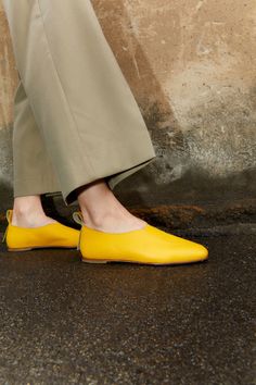 Sizing: This shoe fits true to size.Calfskin yellow leather ballerinas flats with square toe and elastic closure.Logo-embossed leather pull-loop at heel collar featuring brands logo. Cushioned Brands Logo, Womens Ballet Flats, Shoe Fits, Unisex Shoes, Yellow Leather, Ballerina Flats, Leather Pulls, Suede Shoes, Blue Cream