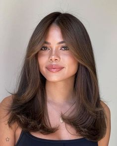 Medium Length Hair With Bangs, Haircut Inspo, Haircuts For Medium Length Hair, Brown Hair Looks, Brown Hair Inspo, Layered Haircuts For Medium Hair, Summer Haircuts, Hairstyles For Layered Hair, Midlength Haircuts