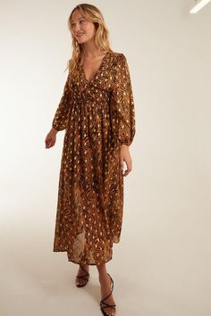 Be the queen of the jungle with this lovely animal printed Shirred Waist Maxi Dress. Sexy and comfy, with a perfect autumn print - what more you can ask for? Short Holiday Dresses, Queen Of The Jungle, Oasis Fashion, Floral Shirt Dress, Summer Linen, Dress 16, Online Dress Shopping, Maxi Dress Blue, Foil Print